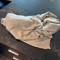 Sjaal beige がiLostで Van der Valk Hotel Veenendaal によって報告されました