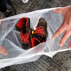 Zapato & Zapatos de trabajo Zwart met rode veters, ha sido reportado por Connexxion Haarlem IJmond con iLost
