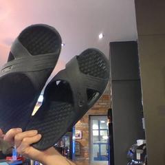 Sandaal blue, of plastic, zoals gemeld door MEININGER Hotel Hamburg City Center met iLost