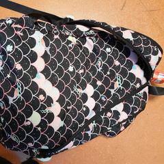 Sac noir avec motifs، كما تم الإبلاغ عنه بواسطة TCL عبر iLost