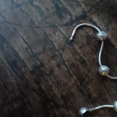 Armband, jak bylo nahlášeno na iLost