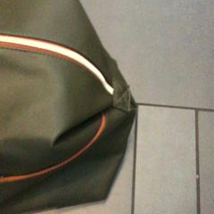 Borsa Green with orange line, come riportato da MEININGER Hotel Amsterdam Amstel utilizzando iLost