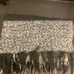 Scarf Black grey and white, as reported by MEININGER Hotel Brussels City Center using iLost