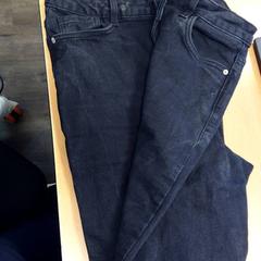 Pantalones Black, ha sido reportado por Inntel Hotels Amsterdam Centre con iLost