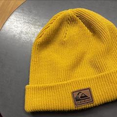 帽子 žlutá Quiksilver がiLostで IKEA Brno によって報告されました