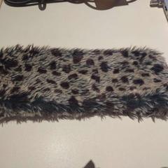 عصابة رأس Grijs met donkerbruine stippen, nepbont، كما تم الإبلاغ عنه بواسطة Het Noordbrabants Museum عبر iLost