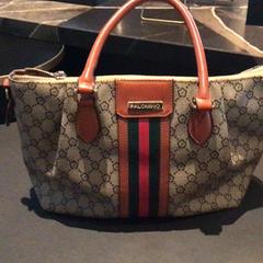 Táska, amint azt Van der Valk Hotel Amsterdam Zuidas az iLost segítségével jelentette.