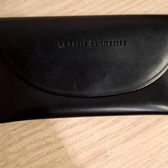 Caixa de óculos etui a lynettes, como reportado por IKEA Montpellier utilizando o iLost