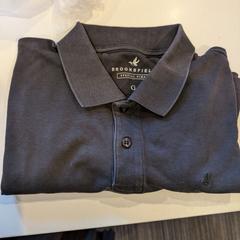 Poloshirt, come riportato da Inntel Hotels Utrecht Centre utilizzando iLost