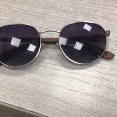 Gafas de sol, ha sido reportado por Hotel van der Valk Maastricht con iLost