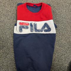 كنزة صوفية، كما تم الإبلاغ عنه بواسطة TCR Tours عبر iLost