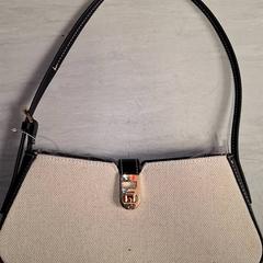 Tasje, zgłoszono przez Qbuzz DMG przy użyciu iLost