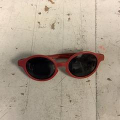 Ulleres de sol, segons ha informat Artis mitjançant iLost