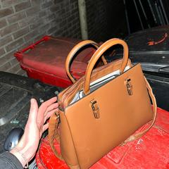 Kézitáska & Telefon Brown Leather primark, amint azt KABUL à GoGo / Teatro az iLost segítségével jelentette.