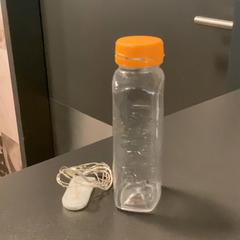 Lichterkette und leereflasche, a été signalé par MEININGER Hotel Dresden Zentrum utilisant iLost