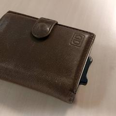 حامل البطاقة Vandermeulen، كما تم الإبلاغ عنه بواسطة Regio Oost-Vlaanderen عبر iLost