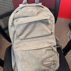 Sac à dos School - grijze Eastpak, a été signalé par Regio Limburg - Leuven utilisant iLost