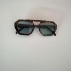 Gafas de sol, segundo informou Twisto usando iLost