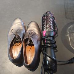 Zapatos de muller & Cepillo de pelo Pair of and, segundo informou Conscious Hotel Westerpark usando iLost