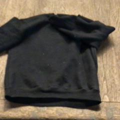 Pulóver Zwart effe, amint azt De Heeren van Aemstel az iLost segítségével jelentette.