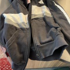 Gyermek pulóver Stof Adidas Zwart, amint azt Pathé Amsterdam Noord az iLost segítségével jelentette.