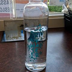 Garrafa para beber, como reportado por Familiepark Drievliet utilizando o iLost