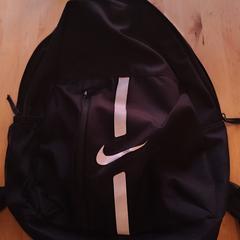 Black Nike backpack + Powerbank, segons s'ha informat a iLost