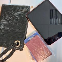 Zwarte leren tasje met iPad en meerdere paspoorten, jak bylo nahlášeno na iLost