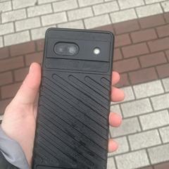 Paarse telefoon in zwart hoesje, amint azt az iLostnak jelentették.