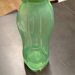 Garrafa para beber - groen Tupperware, como reportado por Universiteit Gent - Faculteitsbibliotheek LW utilizando o iLost