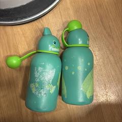 Garrafa para beber lahev na piti, como reportado por IKEA Brno utilizando o iLost