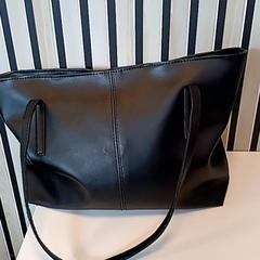 حقائب حمل وحقائب اليد، كما تم الإبلاغ عنه بواسطة U-OV Amersfoort عبر iLost