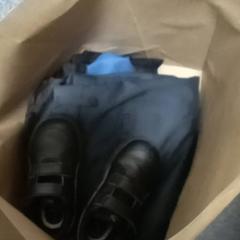 Schuh & Kleidung, gemeldet von Mövenpick Hotel Amsterdam City Centre über iLost