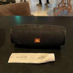 Lautsprecher & Creme, gemeldet von Van der Valk Hotel Amsterdam-Amstel über iLost