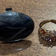 Rings gold ring and a silver ring/black stone がiLostで Leonardo Hotel Amsterdam Rembrandtpark によって報告されました