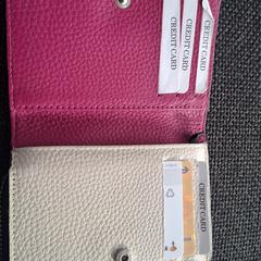 Witte portomonee met een paarse binnekant, as reported to iLost