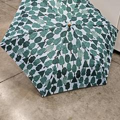 Parapluie pliant, a été signalé par IKEA Tokyo-Bay utilisant iLost