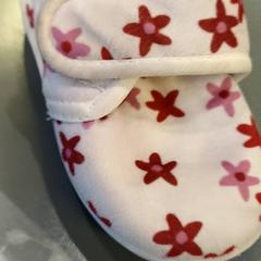 Umeentzako oinetakoak, gisa salatu by Qbuzz GD Groningen HS iLost erabiliz