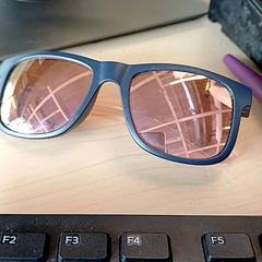 Des lunettes de soleil Noir, a été signalé par IKEA Rennes - Pacé utilisant iLost