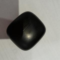 Custodia per airpods noir, come riportato da TCL utilizzando iLost