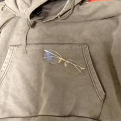 Hettegenser Hoodie and glasses, som rapportert av Mövenpick Hotel Amsterdam City Centre ved bruk av iLost
