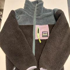 Chaqueta Teddy  zwart/groen, ha sido reportado por Avonturenpark Hellendoorn con iLost