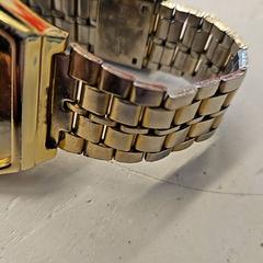 Eskumuturreko erlojua, gisa salatu by HTM iLost erabiliz