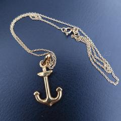 Ketting goudkleurig anker, segundo informou a iLost