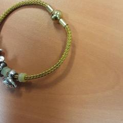 Armband Goud met 4 kleine beeldjes, gemeldet von Vrije Universiteit Brussel (VUB) über iLost
