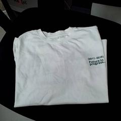 Camiseta tee shirt, segundo informou ilévia usando iLost