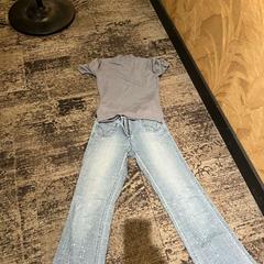 청바지, 브래지어 & 스웨터 jeans, grijs truitje en bh, iLost를 사용하여 Van der Valk Rotterdam Blijdorp에 보고됨