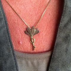 gouden hanger bloem met as van mijn overleden vader,