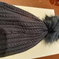 Beanie bleu marine, as reported by TCL using iLost