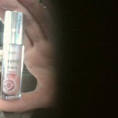 Olio per le labbra, come riportato da MEININGER Hotel Vienna Downtown Franz utilizzando iLost